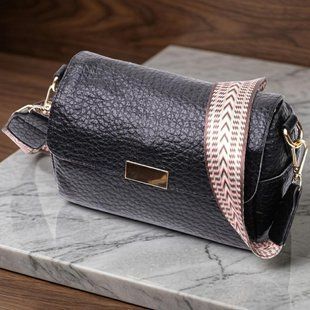 Классическая кожаная женская сумка с оригинальной плечевой лямкой Vintage 22405 Черная
